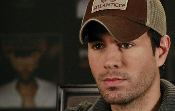 Enrique Iglesias le toca el culo a otra