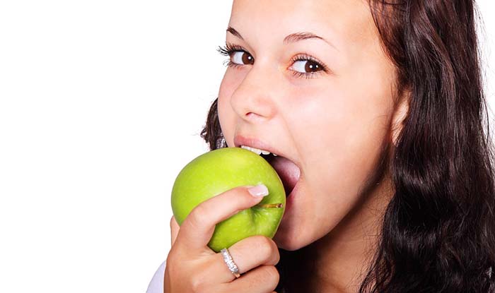6 hábitos que perjudican a tus dientes