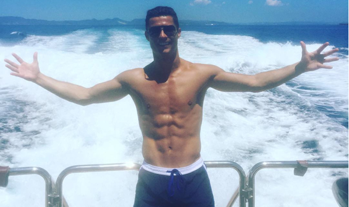 Cristiano Ronaldo luce tableta en Ibiza