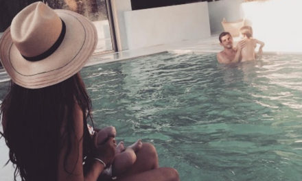 Iker y Sara, en la piscina con sus chicos