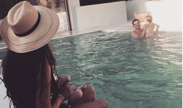 Iker y Sara, en la piscina con sus chicos