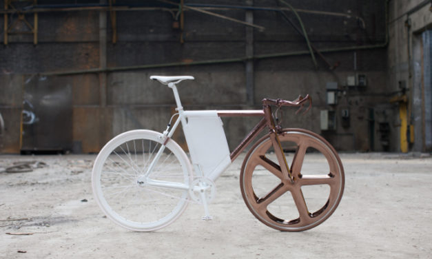 La bicicleta DL121 de Peugeot combina aluminio y carbono con cobre y cuero