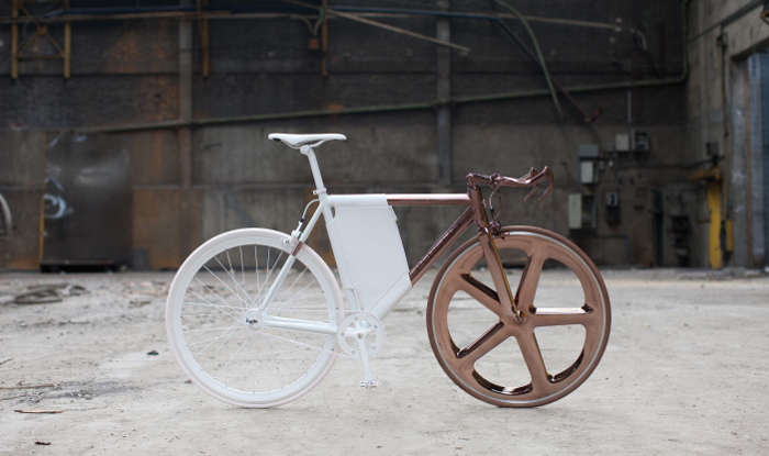 La bicicleta DL121 de Peugeot combina aluminio y carbono con cobre y cuero