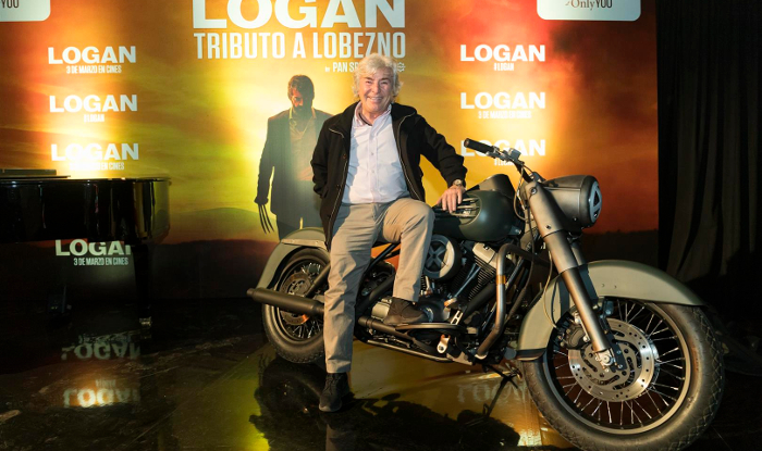 Ángel Nieto, cautivado por la moto que conduce Lobezno