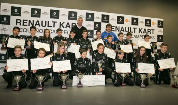 Fernando Alonso entrega los premios ‘Renault kart pequeños campeones’