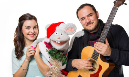 Emma y Oliverio con Ismael Serrano en Navidad