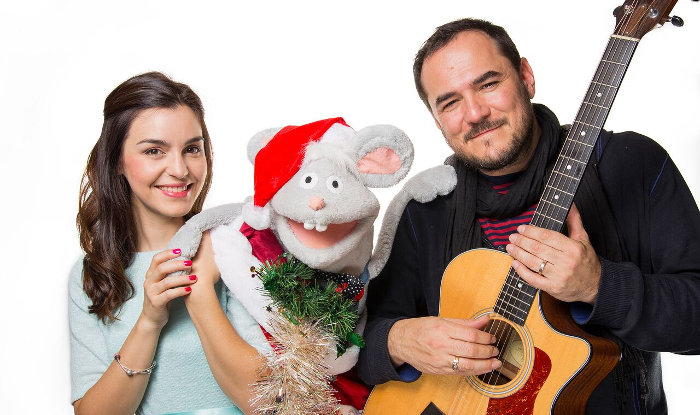 Emma y Oliverio con Ismael Serrano en Navidad